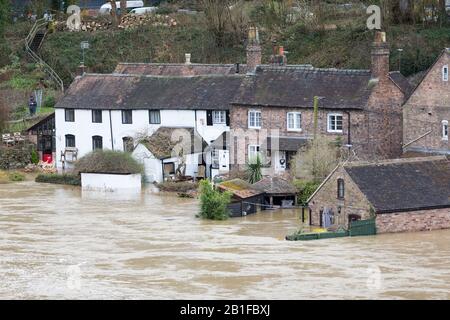 Ironbridge, Shropshire, Royaume-Uni. 25 février 2020. Avertissement d'inondation grave en place sur la rivière Severn à Ironbridge, dans le Shropshire. Une maison sur le bord de la rivière est en danger d'inondation car les niveaux de la rivière continuent à augmenter. Crédit: Peter Loppeman/Alay Live News Banque D'Images