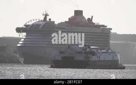 Liverpool, Royaume-Uni 25 février 2020 Scarlet Lady est un bateau de croisière de Virgin Voyages. Elle a été livrée le 14 février 2020 par Fincantieri, en Italie, et son premier voyage est prévu pour le 1er avril 2020. Elle est le premier navire de la flotte de Virgin Voyages et sera exploitée exclusivement comme un bateau réservé aux adultes pour les clients âgés de 18 ans et plus, naviguant principalement sur des itinéraires de quatre à cinq nuits dans les Caraïbes au départ de Miami, en Floride. Banque D'Images