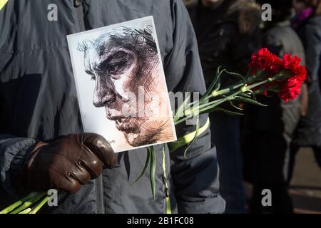 Moscou, Russie. Le 27 février 2016, les partisans de l’opposition tiennent un portrait du politicien Boris Nemtsov lors d’une marche à la mémoire du critique assassiné du Kremlin Boris Nemtsov dans le centre de Moscou, en Russie. L'ancien premier vice-premier ministre de 55 ans, sous Boris Eltsine, a été abattu dans le dos plusieurs fois juste avant minuit le 27 février 2015 alors qu'il franchit un pont à deux pas des murs du Kremlin Banque D'Images