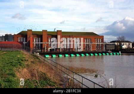 Ancienne station de pompage désutilisée du drain de 40 pieds qui a des niveaux d'eau très élevés après de fortes pluies dans le Lincolnshire de Boston. Banque D'Images