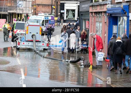 Shrewsbury, Shropshire, Royaume-Uni - mardi 25 février 2020 - Inondations dans le centre-ville avec une pompe de l'agence Environnement essayant de contrôler la flaque lorsque les acheteurs passent. La rivière Severn culminera plus tard aujourd'hui et un grave avertissement d'inondation est actuellement en vigueur pour Shrewsbury. Photo Steven May / Alay Live News Banque D'Images