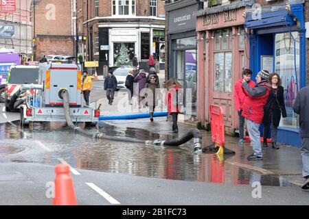 Shrewsbury, Shropshire, Royaume-Uni - mardi 25 février 2020 - Inondations dans le centre-ville avec une pompe de l'agence Environnement essayant de contrôler la flaque lorsque les acheteurs passent. La rivière Severn culminera plus tard aujourd'hui et un grave avertissement d'inondation est actuellement en vigueur pour Shrewsbury. Photo Steven May / Alay Live News Banque D'Images