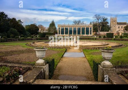 Maison Belton vue sur le jardin orangerie et fontaine Banque D'Images