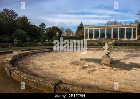 Vue sur l'orangerie et la fontaine du jardin de Belton House Banque D'Images