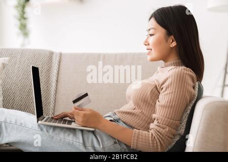 Services bancaires en ligne. Fille faisant des achats sur Internet Banque D'Images