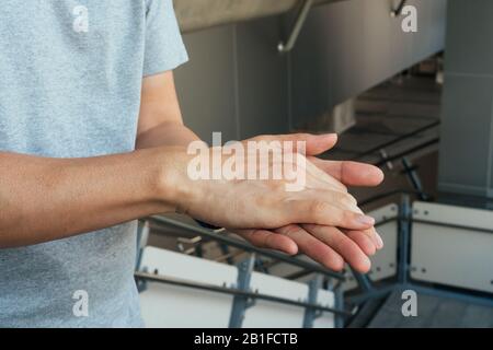 L'homme se laver les mains et appliquer du gel d'alcool pour nettoyer et se débarrasser du germe, des bactéries à la gare. Concept de soins de santé et de contrôle des infections Banque D'Images
