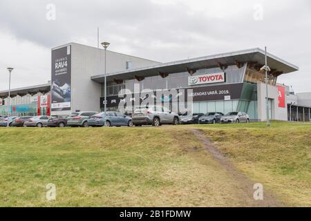 Ville Riga, Lettonie. Toyota concessionnaire centre et voitures sur la rue.25.02.2020 Banque D'Images