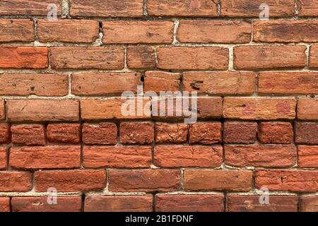 un mur coloré en briques rouges anciennes et orange avec des textures détaillées Banque D'Images
