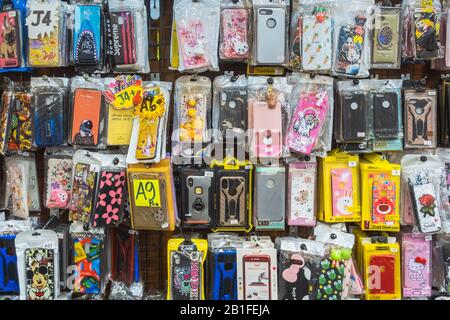 NAHKON PATHOM THAÏLANDE - 16 NOVEMBRE : Affichage de la variété de téléphone mobile couvert dans l'emballage en plastique à vendre. Sur le marché local le 16 novembre 2019 in Banque D'Images