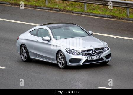 Mercedes-Benz C 220 AMG Line Premium D argent 2017 ; circulation routière au Royaume-Uni, transport, véhicules modernes, berline, véhicules, véhicule, routes britanniques, moteurs, circulation automobile sur l'autoroute   à 3 voies Banque D'Images