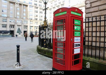 Cabine téléphonique rouge classique utilisée comme stockage de défibrillateur à liverpool, angleterre, Royaume-Uni Banque D'Images