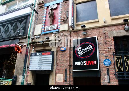 Bars et clubs sur le thème des Beatles dans matthew Street liverpool angleterre Royaume-Uni avec erics The Cavern club, musée et magasins Banque D'Images