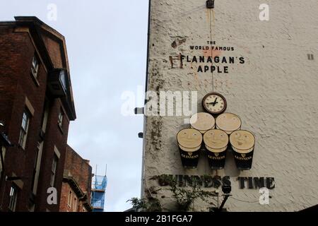 Ancienne publicité guinness sur un mur de pub dans matthew Street liverpool angleterre Royaume-Uni Banque D'Images