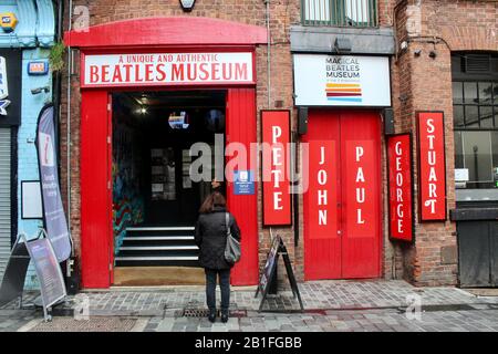 Bars et clubs sur le thème des Beatles dans matthew Street liverpool angleterre Royaume-Uni avec erics The Cavern club, musée et magasins Banque D'Images