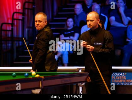 Front De Mer, Southport, Merseyside, Royaume-Uni. 25 février 2020. World Snooker Championship, Coral Players Championship; Graeme Dott (SCO) craie son repère lors de son premier match rond contre John Higgins (SCO) Credit: Action plus Sports/Alay Live News Banque D'Images