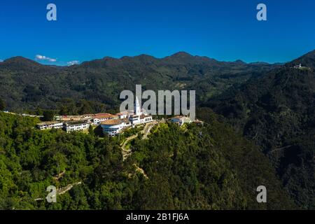 Vue panoramique aérienne sur la montagne de Montserrat en Colombie. Banque D'Images