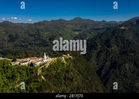 Vue panoramique aérienne sur la montagne de Montserrat en Colombie. Banque D'Images