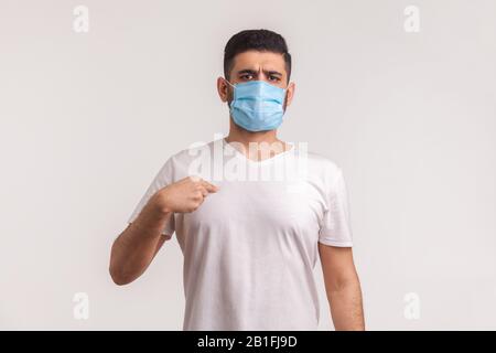 Homme dans le masque chirurgical se pointant, portant un filtre de protection pour prévenir l'infection du coronavirus, la maladie respiratoire aéroportée telle que la grippe, 2019-nCoV Banque D'Images