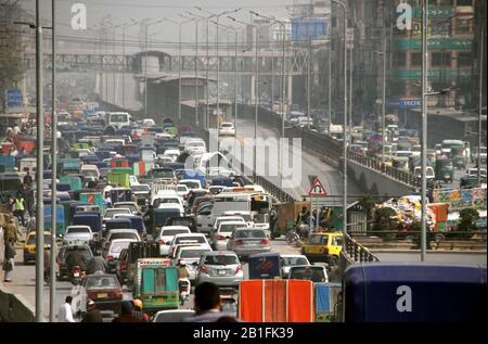 Vue de la confiture de trafic due à l'irresponsabilité du fonctionnaire de la police de la circulation, montrant la négligence du département concerné, sur la route GT à Peshawar le mardi 25 février 2020. Banque D'Images