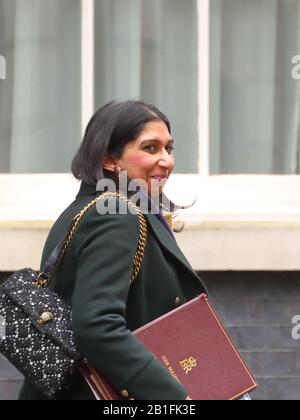 Londres, Royaume-Uni. 25 février 2020. Le procureur général Suella Baverman quitte la réunion hebdomadaire du Cabinet à Downing Street. Crédit: Uwe Deffner/Alay Live News Banque D'Images