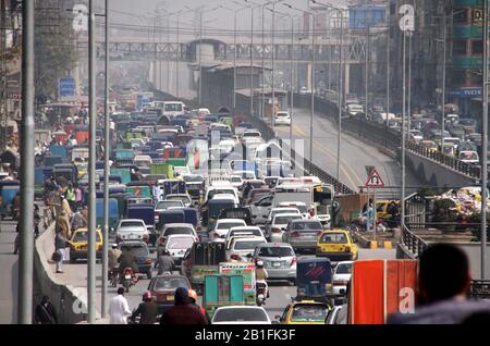 Vue de la confiture de trafic due à l'irresponsabilité du fonctionnaire de la police de la circulation, montrant la négligence du département concerné, sur la route GT à Peshawar le mardi 25 février 2020. Banque D'Images