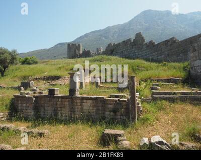 Remparts de l'ancien Messène de la porte d'Arcadie jusqu'à la Tour 17 près d'Ithomi, Messini, Messenia, Péloponnèse, Grèce Banque D'Images