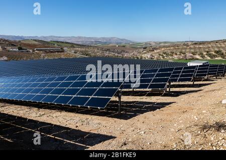 Ferme de panneaux solaires en Espagne Banque D'Images