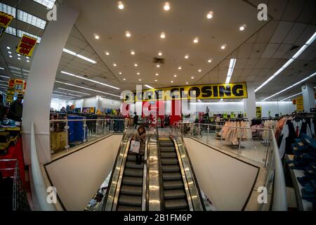 Les panneaux de fermeture des magasins sont affichés sur le magasin Penn Station Kmart à New York le vendredi 21 février 2020. Après plus de vingt ans, Transformco, le propriétaire de Kmart, ferme le magasin en mettant 160 travailleurs au travail. Le dernier jour du magasin en mai 4. (© Richard B. Levine) Banque D'Images