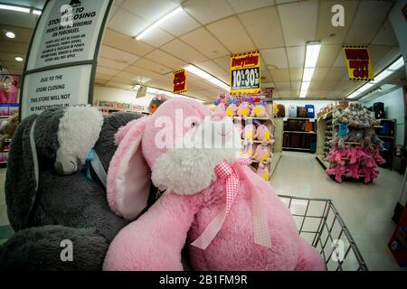 Les panneaux de fermeture des magasins sont affichés sur le magasin Penn Station Kmart à New York le vendredi 21 février 2020. Après plus de vingt ans, Transformco, le propriétaire de Kmart, ferme le magasin en mettant 160 travailleurs au travail. Le dernier jour du magasin en mai 4. (© Richard B. Levine) Banque D'Images