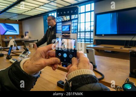 Les visiteurs du hall d'exposition Samsung 837 du Meatpacking District de New York admirent le smartphone Samsung Galaxy S 20 le samedi 22 février 2020. (© Richard B. Levine) Banque D'Images