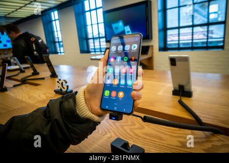 Les visiteurs du hall d'exposition Samsung 837 du Meatpacking District de New York admirent le smartphone Samsung Galaxy S 20 le samedi 22 février 2020. (© Richard B. Levine) Banque D'Images