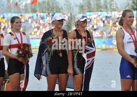 Shunyi, CHINE. NZL W2X, Georgina et Caroline EVERS-SWINDELL, quai de prix, à la régate olympique de 2008, Shunyi Rowing course. Sam, 16.08.2008. [Crédit Obligatoire : Peter Spurrier, Images Intersport Banque D'Images