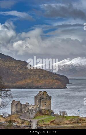 CHÂTEAU D'EILEAN DONAN LOCH DUICH DORNIE ECOSSE NUAGES D'HIVER AU-DESSUS DU LOCH ET DES COLLINES AVEC DE LA NEIGE SUR LES MONTAGNES Banque D'Images