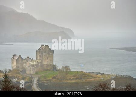 CHÂTEAU D'EILEAN DONAN LOCH DUICH DORNIE ECOSSE HIVER TRAÎNEAU ET TEMPÊTE DE PLUIE AU-DESSUS DU CHÂTEAU ET DU LOCH Banque D'Images