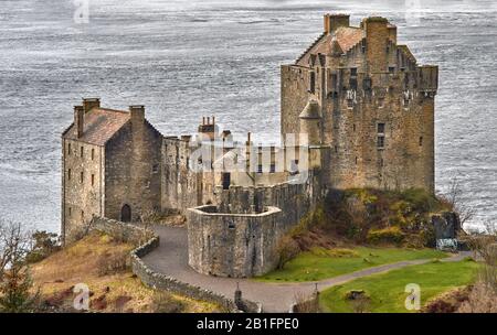 CHÂTEAU D'EILEAN DONAN LOCH DUICH DORNIE ECOSSE HIVER LE CHÂTEAU SURPLOMBANT LES EAUX DU LOCH Banque D'Images