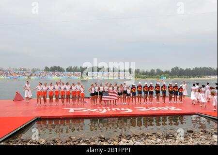 Shunyi, CHINE. Présentation De La Médaille. Femmes éights. De gauche à droite, médaillée d'argent NED 8+, médaillée d'or Center USA et médaillée de bronze ROM 8+2008 Olympic Regatta, Shunyi Rowing course. Dimanche 17.08.2008. [Crédit obligatoire: Peter SPURIER, Intersport Images. Centre; médaillé d'or CHN W4X gauche à droite Bin Tang, Jin Ziwei, Aihua Xi, Yangyang Zhang) gauche; médaillé d'argent GBR W4X Annie VERNON, Debbie FLOOD, Frances HOUGHTON et Katerine GRAINGER droite; Médaillée de bronze GER W4X de gauche à droite Britta Oppelt, Manuela Lutze, Kathrin Boron, Stephanie Schiller) Banque D'Images