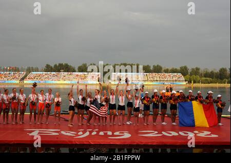 Shunyi, CHINE. Présentation De La Médaille, Les Éights Des Femmes. Usa W8+ Gold Medalist Bow; Erin Cafaro, Lindsay Shoop, Anna Goodale, Elle Logan, Anne Cummins, Susan Francia, Caroline Lind, Caryn Davies Et Cox Mary Whipple. Régate Olympique De 2008, Cours De Remorquage De Shunyi. Dimanche 17.08.2008. [Crédit Obligatoire : Peter Spurrier, Images Intersport. Banque D'Images