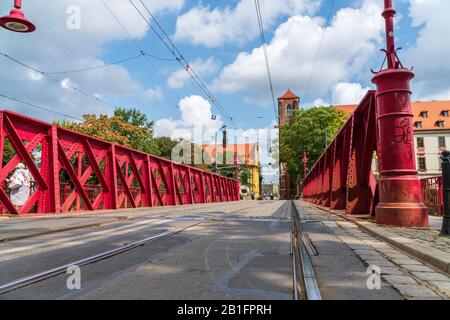 Wroclaw, Pologne - 16 août 2019: Pont de sable (La Plupart Piaskowy) sur la rivière Oder est le plus ancien pont de la ville. Situé À Sand Island (Wyspa Piaskowy) Banque D'Images