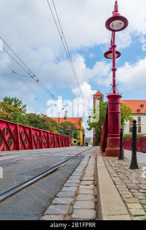 Wroclaw, Pologne - 16 août 2019: Pont de sable (La Plupart Piaskowy) sur la rivière Oder est le plus ancien pont de la ville. Situé À Sand Island (Wyspa Piaskowy) Banque D'Images