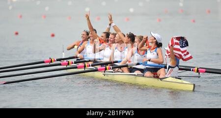 Shunyi, CHINE. Présentation De La Médaille. Eights pour femmes. Usa W8+ Gold Medalist Bow; Erin Cafaro, Lindsay Shoop, Anna Goodale, Elle Logan, Anne Cummins, Susan Francia, Caroline Lind, Caryn Davies Et Cox Mary Whipple. Régate Olympique De 2008, Cours De Remorquage De Shunyi. Dimanche 17.08.2008. [Crédit Obligatoire : Peter Spurrier, Images Intersport. Banque D'Images