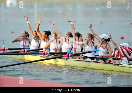 Shunyi, CHINE. Présentation De La Médaille. Eights pour femmes. Usa W8+ Gold Medalist Bow; Erin Cafaro, Lindsay Shoop, Anna Goodale, Elle Logan, Anne Cummins, Susan Francia, Caroline Lind, Caryn Davies Et Cox Mary Whipple. Régate Olympique De 2008, Cours De Remorquage De Shunyi. Dimanche 17.08.2008. [Crédit Obligatoire : Peter Spurrier, Images Intersport. Banque D'Images