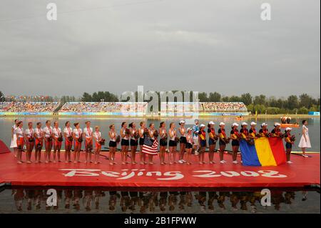 Shunyi, CHINE. Présentation De La Médaille, Les Éights Des Femmes. Usa W8+ Gold Medalist Bow; Erin Cafaro, Lindsay Shoop, Anna Goodale, Elle Logan, Anne Cummins, Susan Francia, Caroline Lind, Caryn Davies Et Cox Mary Whipple. Régate Olympique De 2008, Cours De Remorquage De Shunyi. Dimanche 17.08.2008. [Crédit Obligatoire : Peter Spurrier, Images Intersport. Banque D'Images