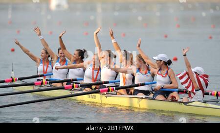 Shunyi, CHINE. Présentation De La Médaille. Eights pour femmes. Usa W8+ Gold Medalist Bow; Erin Cafaro, Lindsay Shoop, Anna Goodale, Elle Logan, Anne Cummins, Susan Francia, Caroline Lind, Caryn Davies Et Cox Mary Whipple. Régate Olympique De 2008, Cours De Remorquage De Shunyi. Dimanche 17.08.2008. [Crédit Obligatoire : Peter Spurrier, Images Intersport. Banque D'Images