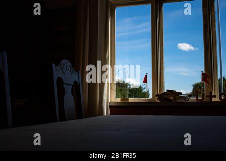 Salle à manger avec bois chari et ciel bleu en arrière-plan Banque D'Images