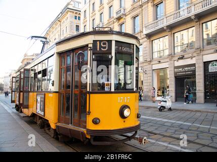 Un tramway électrique des années 1920 dans le centre de Milan, en Lombardie, en Italie et en Europe Banque D'Images