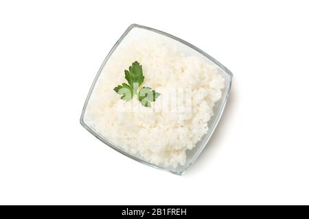 Bol en verre avec riz bouilli et persil isolé sur fond blanc Banque D'Images