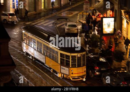 Un vieux tramway électrique la nuit sur Corso Magenta dans le centre de Milan, la Lombardie, l'Italie, l'Europe Banque D'Images