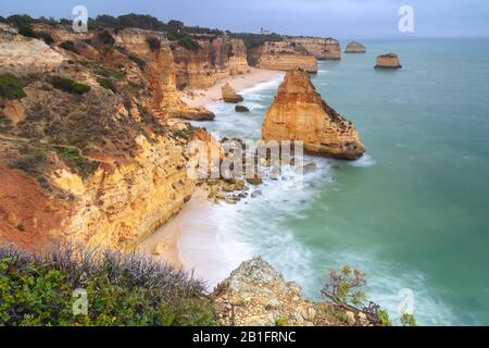 Vue sur un matin nuageux à Praia da Marinha. Banque D'Images