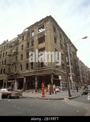 Les boutiques et les blocs de tenement abandonnés brûlent, South Bronx, New York City Banque D'Images