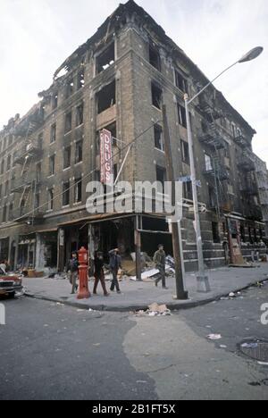 Les boutiques et les blocs de tenement abandonnés brûlent, South Bronx, New York City Banque D'Images